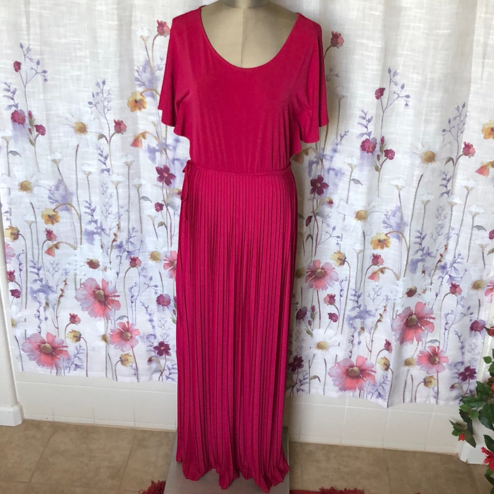 Short Sleeve Pleated Maxi Dress